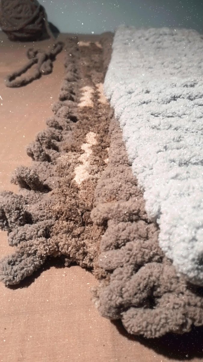 positivelyartsy's tweet image. Been making this beauty all day! 
Visit our Instagram, Etsy (PositivelyArtsyShop), positivelyartsy.com or DM us to order your very own chunky cosy blanket! They're made to order so completely personalized! 💕💕 #chunkyknitblankets #smallbusinessuk #ShopSmallUK