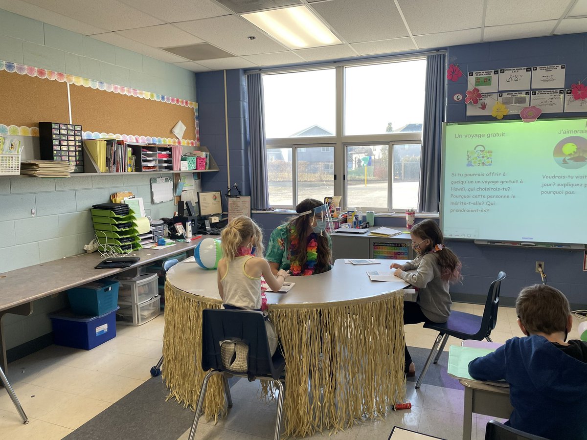 Thank you to the amazing SJM MDT team that organized our Hawaiian week. Students all around the school participated through various language, math, phys ed and art activities. It almost felt like we were actually there! 🌴🌞