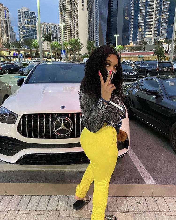 So bad when I walk past, niggas sing my name acapella 👅🍯