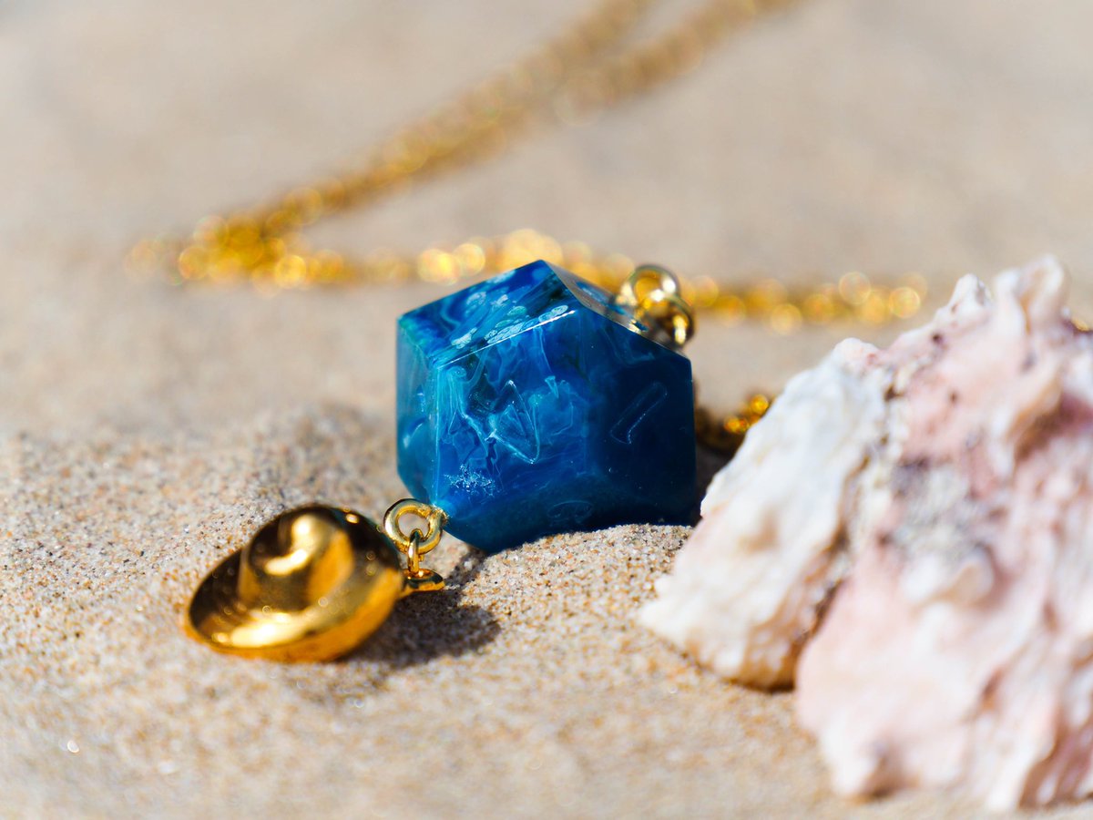 merlinsdices's tweet photo. Ocean collection🌊
✨Available on the shop✨
#handmadedice #dice #dnd #resindice #handmadejewelry #jewelry #resinjewelry #resin #diceart #rpg #rpgmaker #dndmaker #oceanjewelry #dicemaker #dicecollector #zamakjewelry #dicemaking #diceporn #dirtypour #diceset #customdice https://t.co/kpukFzpQvJ