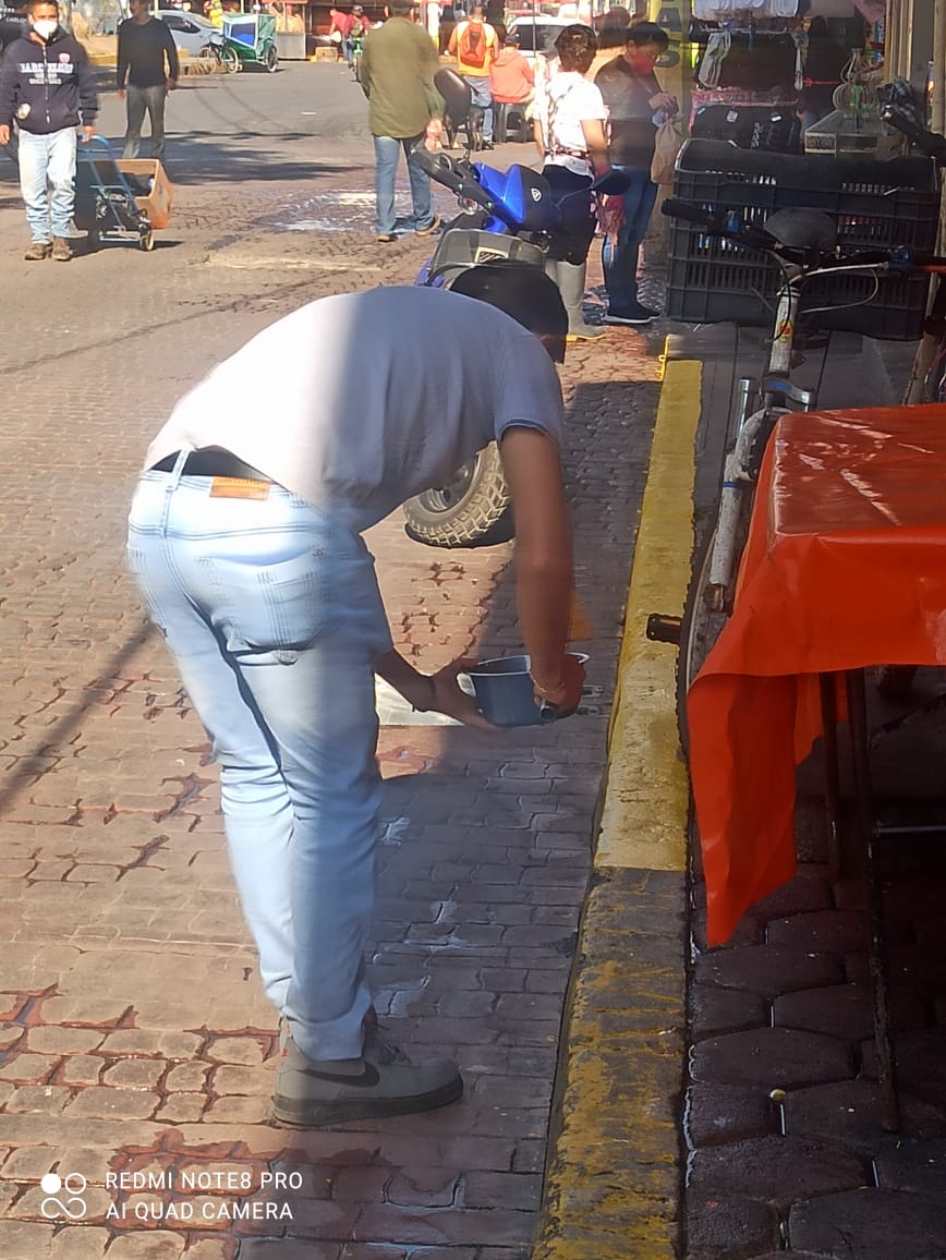 ixtapaluca_ayu's tweet photo. En colaboración gobierno y comerciantes realizaron la pinta de guarniciones para mejorar la imagen urbana de nuestro municipio.
#SeguimosProgresando https://t.co/K0C29T1Jw9