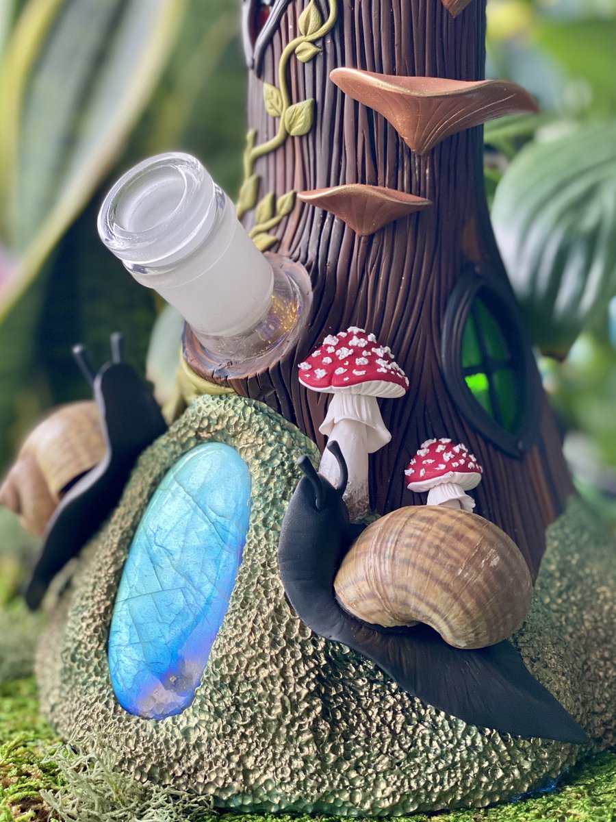 TheMossGoddess's tweet photo. What would you name these stoner snail pals? 🐌💨✨ 
All hand sculpted by me! 🍄✨ https://t.co/UaQHfP162X