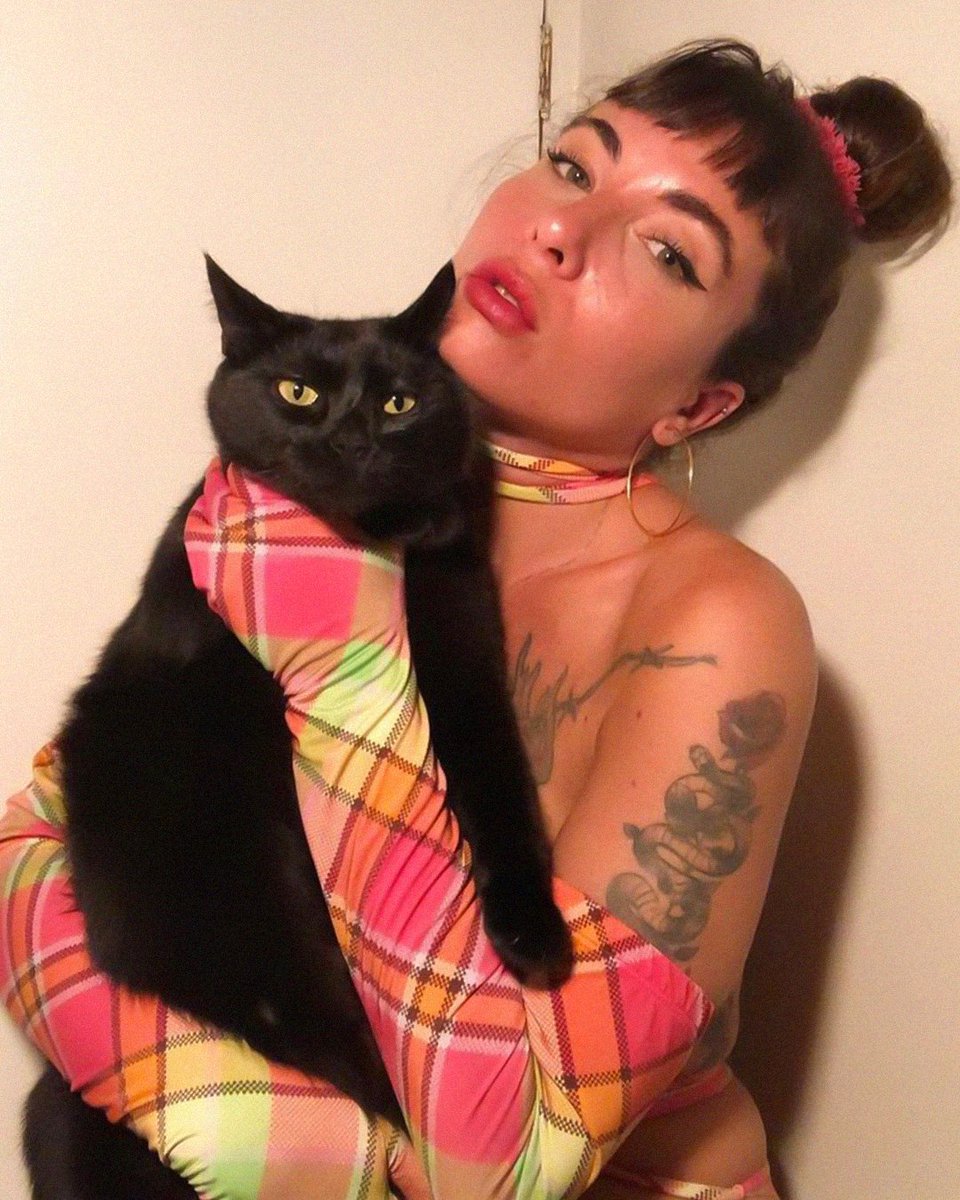 usearole's tweet photo. RAW 🐯 Nossa quarentena tá assim: pet no colo e @anianimates.role_ no corpo 💕 @__m__w__l veste BIQUINI BELAIR #usearole https://t.co/yAZME2PeGd