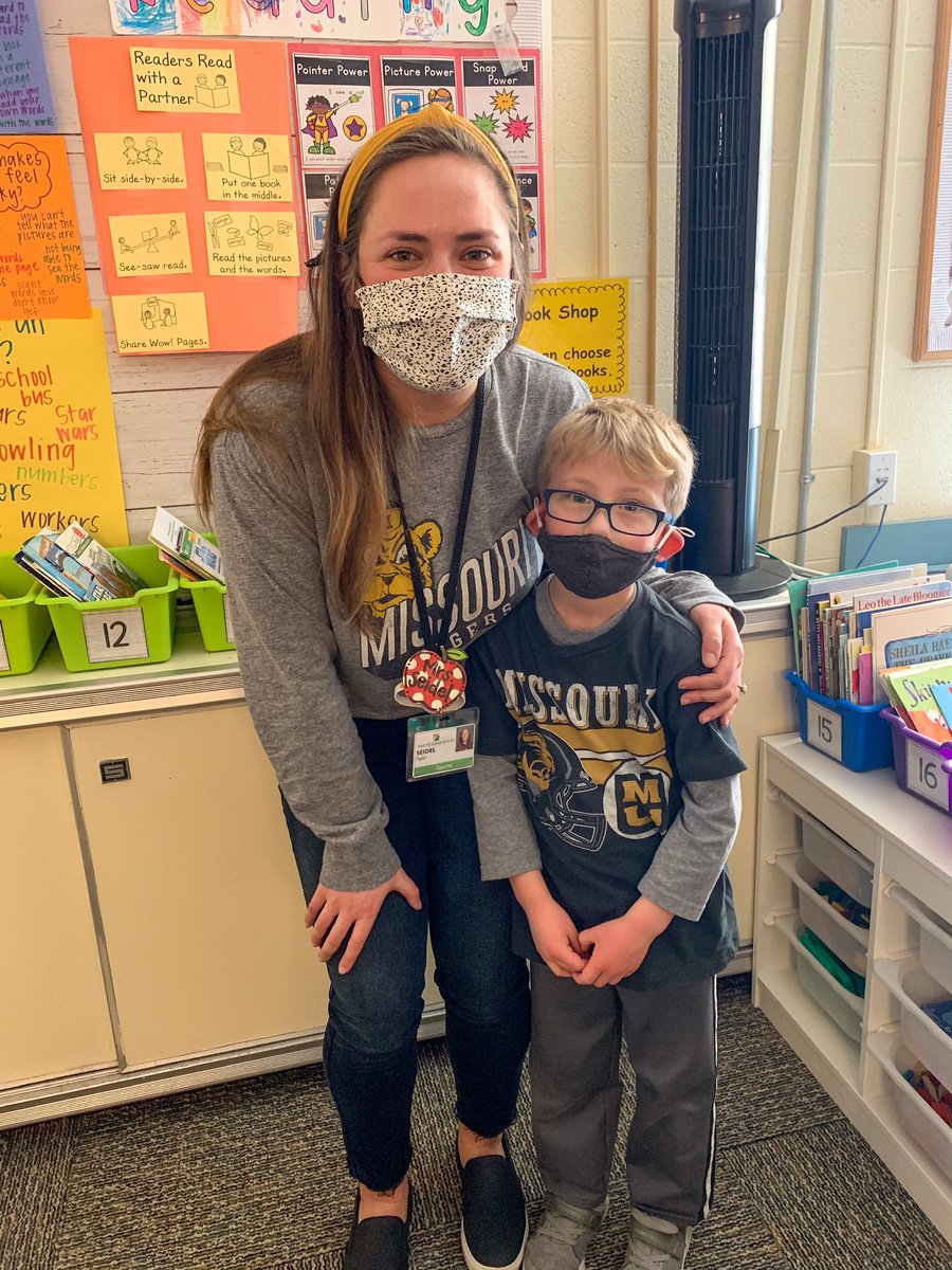 It’s always fun having a fellow <a href="/Mizzou/">Mizzou</a> fan on #CollegeShirtDay! 🐯