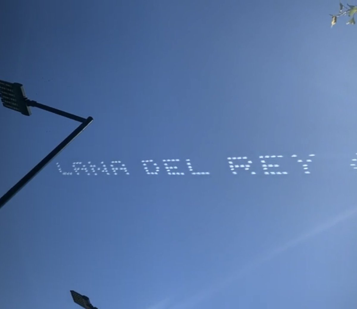 LanaDReyOnline's tweet photo. Chemtrails promo in LA 🛩 https://t.co/5kQ8lrsEFa