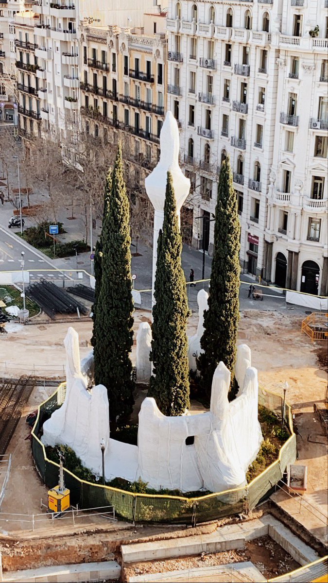 borja_r9's tweet photo. Christo and Jeanne-Claude
Versión Ada Colau https://t.co/USurIpTXCp