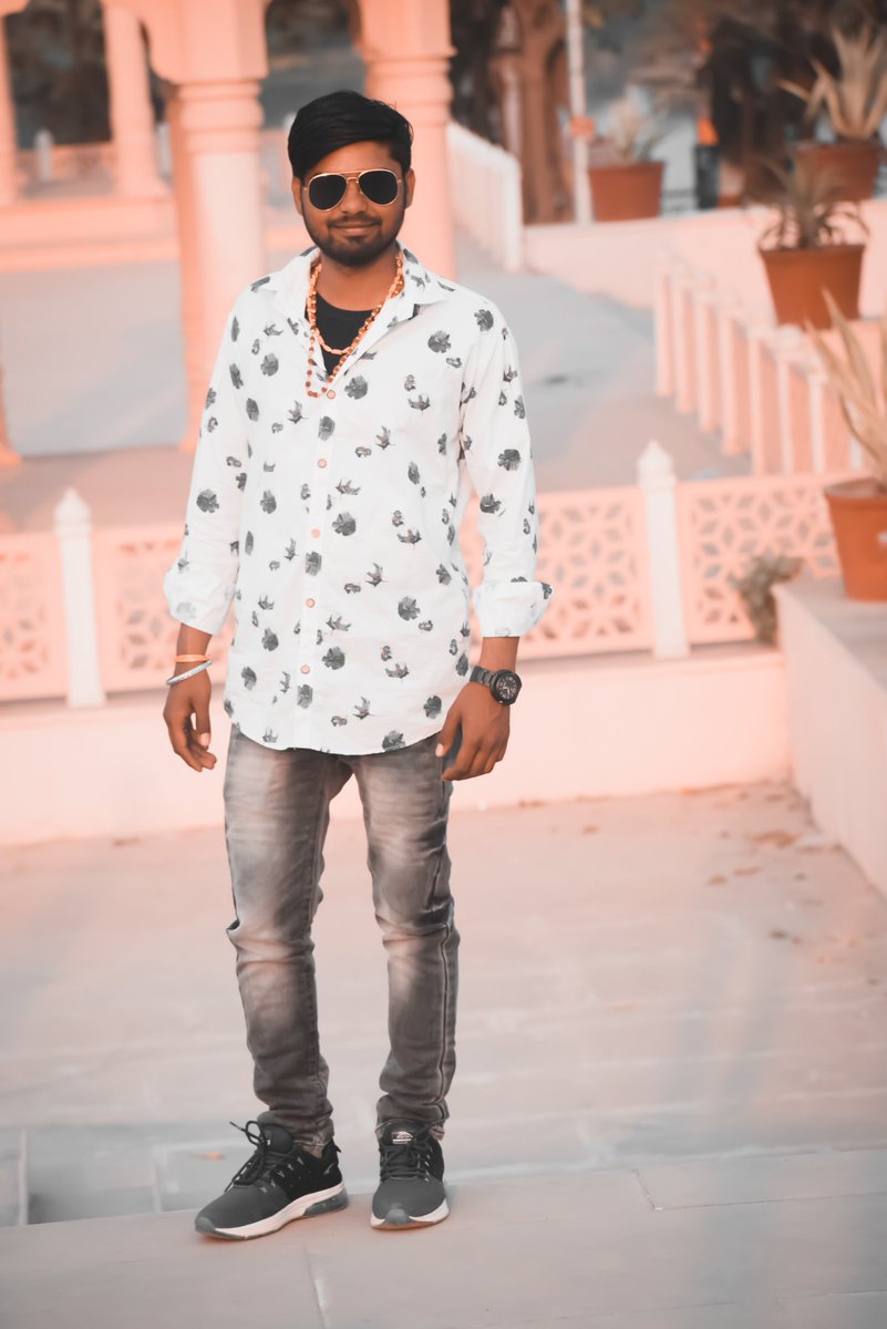 ShivamMaurya800's tweet photo. ⚔️⚔️⚔️🔥#King_is_back ⚔️⚔️⚔️
हम _थोड़ी सी #Style क्या #मारे.. #दुश्मनों की #_आँखे 👀 #बड़ी हो गयी..😲 #अभी तो #_Entry 🙋 मारी हैं.. आगे-आगे #Dekho🔫 #होता हैं क्या https://t.co/G7NsYaKd7n