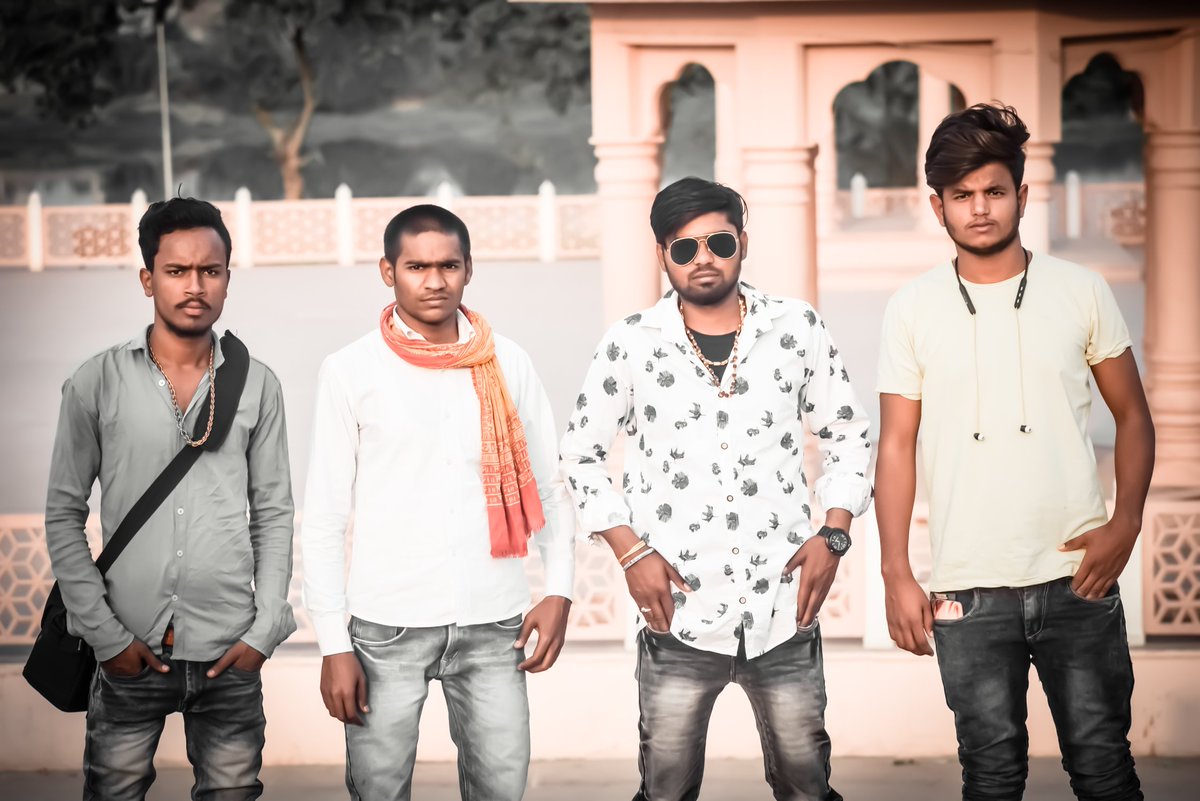 ShivamMaurya800's tweet photo. ⚔️⚔️⚔️🔥#King_is_back ⚔️⚔️⚔️
हम _थोड़ी सी #Style क्या #मारे.. #दुश्मनों की #_आँखे 👀 #बड़ी हो गयी..😲 #अभी तो #_Entry 🙋 मारी हैं.. आगे-आगे #Dekho🔫 #होता हैं क्या https://t.co/G7NsYaKd7n