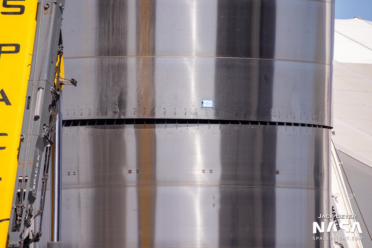 thejackbeyer's tweet photo. A GSE Tank was stacked atop a four ring section outside the Mid Bay today. This is presumably the first of several propellant tanks SpaceX is building for the Orbital Launch Site. I wonder how much taller it will get. @NASASpaceflight https://t.co/zBrGfx1dXy