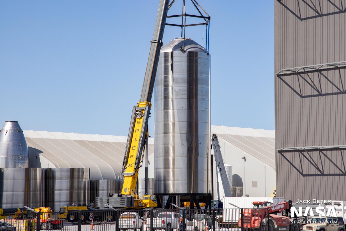 thejackbeyer's tweet photo. A GSE Tank was stacked atop a four ring section outside the Mid Bay today. This is presumably the first of several propellant tanks SpaceX is building for the Orbital Launch Site. I wonder how much taller it will get. @NASASpaceflight https://t.co/zBrGfx1dXy