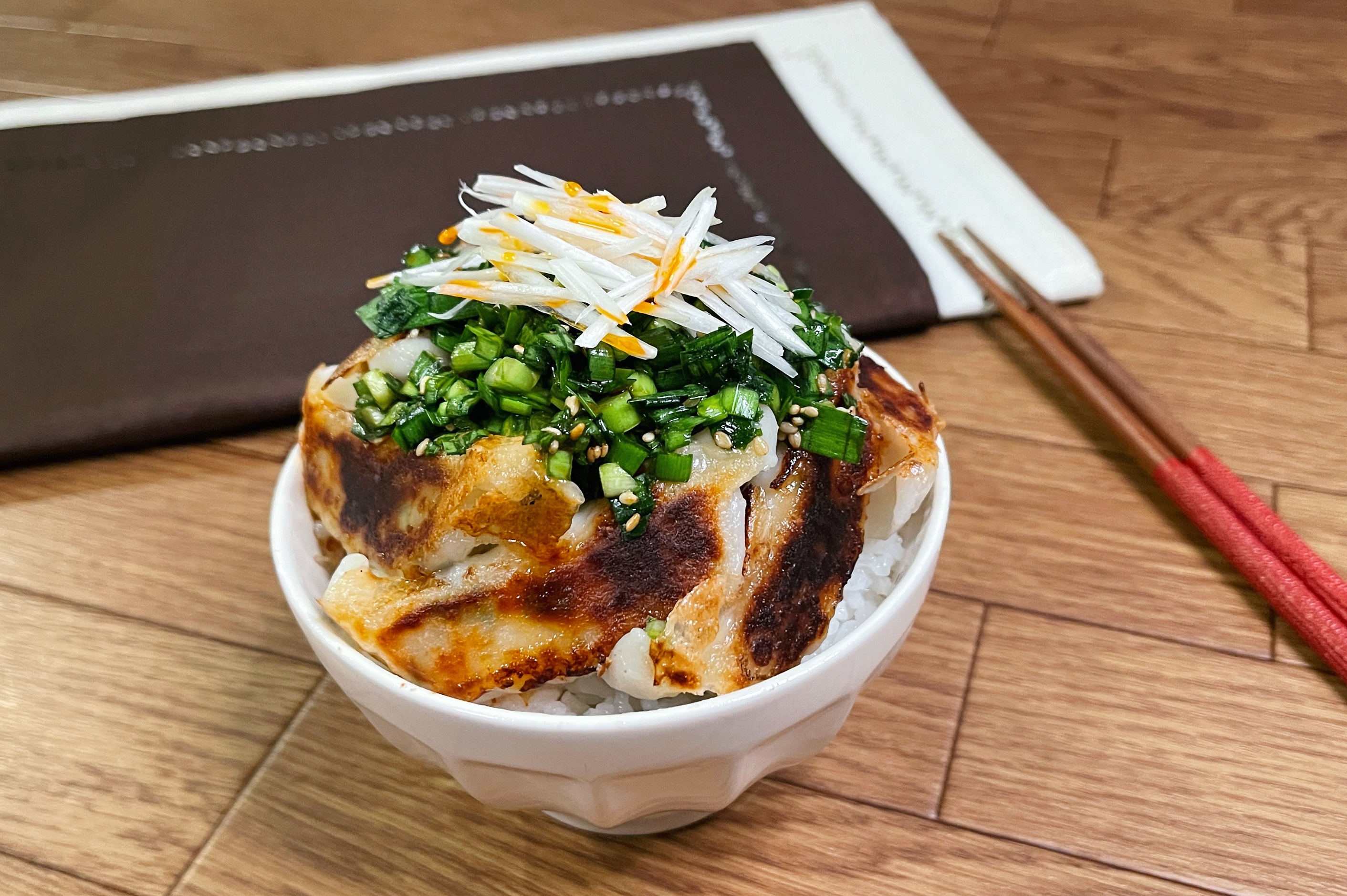 تويتر まるみキッチン 簡単レシピ على تويتر 冷凍ギョーザで本格ニラだれ丼 にらをみじん切りする と醤油 砂糖 お酢 白ごま ごま油を混ぜ合わせる 冷凍ギョーザを規定時間にそって焼く 白ご飯の上にギョーザを乗せ 白髪ねぎ ラー油を乗せれ