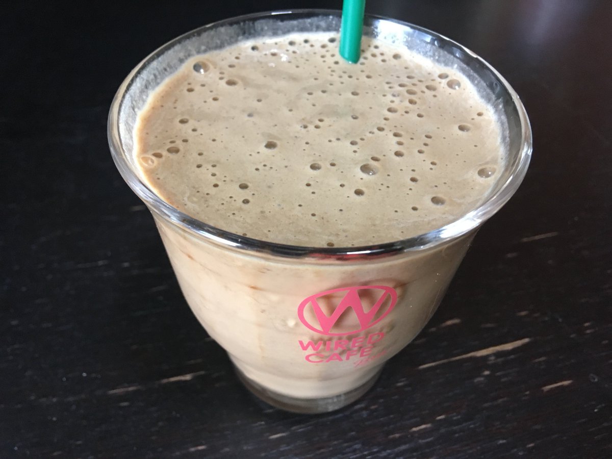 ななせなつひ スタバのバナナミルクアーモンドフラペチーノが美味すぎたから再現してみた 冷凍したバナナ2本 牛乳100cc コーヒー50cc ガムシロ1個 アーモンド クルミ をミキサーで混ぜるだけ バナナが凍ってるので氷を入れなくてもフラペチーノになり