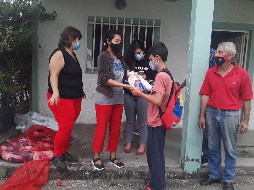 Misionrstachira's tweet photo. #Tachira 🤲👥| Como Misión Social acompañamos al poder popular en cada una de sus actividades, es así q desde el Municipio Guásimos nuestros brigadistas apoyan las entregas casa a casa de los clap
#ReconciliacionNacional
#Venezuela
#19deMarzo
#19Marzo
#SoyRobert #RobertInvencible https://t.co/1z8iJxednZ