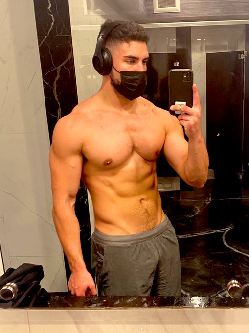 RT if you love muscles 💪🏼 https://t.co/396zpqTCBS