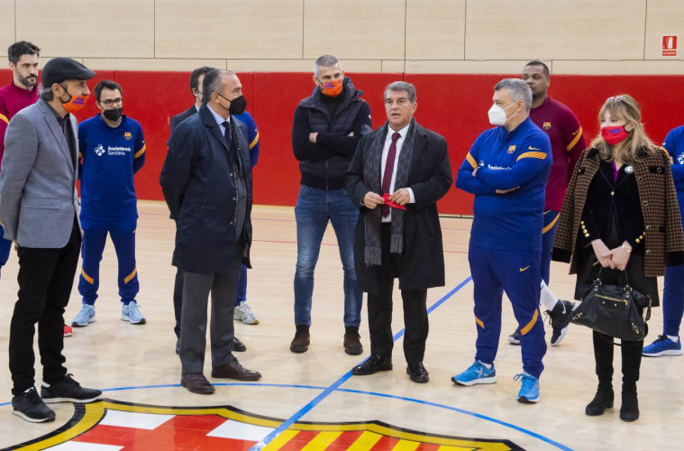 #VNews📰 | Joan Laporta visitó al primer equipo del Barça de balonmano

👉 El presidente de la entidad azulgrana fue acompañado por Enric Masip

📝:bit.ly/316g6Op