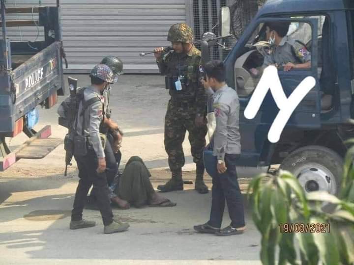 kms201097's tweet photo. The military juntas strangled and killed the citizen with rope😡😡
19.3.2021
#militaryjuntaisnotourgovernment 
#whatishappeninginmyamar 
#injusticeinmyanmar 
#R2PForMyanmar https://t.co/McEtrhRdTL