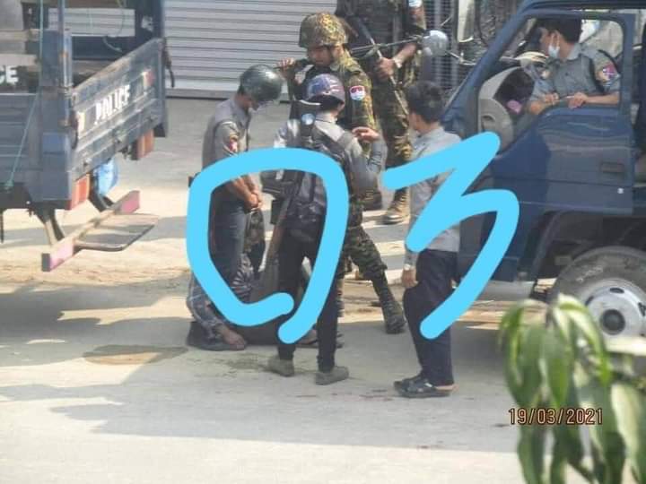 kms201097's tweet photo. The military juntas strangled and killed the citizen with rope😡😡
19.3.2021
#militaryjuntaisnotourgovernment 
#whatishappeninginmyamar 
#injusticeinmyanmar 
#R2PForMyanmar https://t.co/McEtrhRdTL