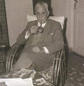 juancarlosbojan's tweet photo. Arturo Illia presidente de los argentinos de 1963 al 66,durante su presidencia vendió su coche para pagar un tratamiento de su mujer y renunció a la jubilación presidencial. Que lejos que quedó todo ésto 😭 https://t.co/eIc8gXWBZA