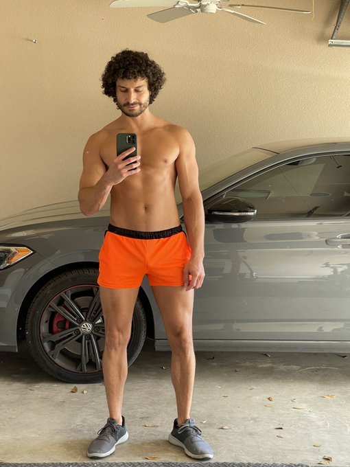 Leg day. 🦵🏻🔥 https://t.co/Z8cgOthYWx