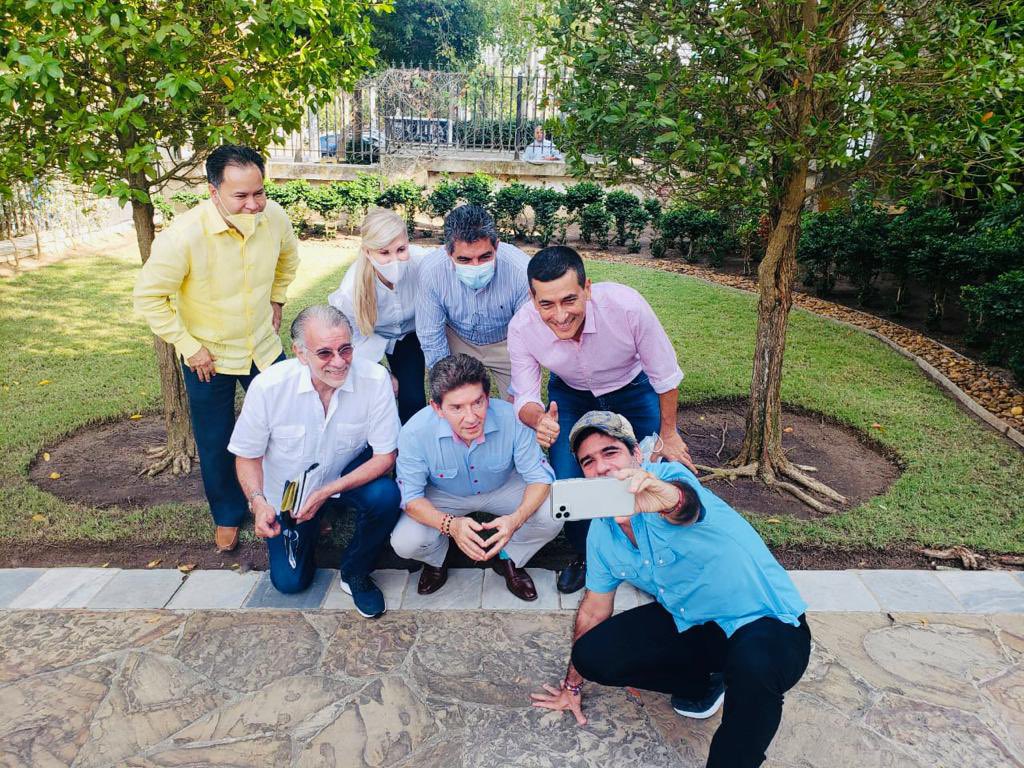 AlejandroChar's tweet photo. ¡Nos unimos a #UnaVozDesdeLasRegiones! Somos un equipo de gerentes públicos que conoce de cerca las necesidades de nuestra gente, sus anhelos y frustraciones. A partir de ahora, vamos a trabajar juntos para hacer realidad los sueños de millones de colombianos. https://t.co/UnUBQpxdAD