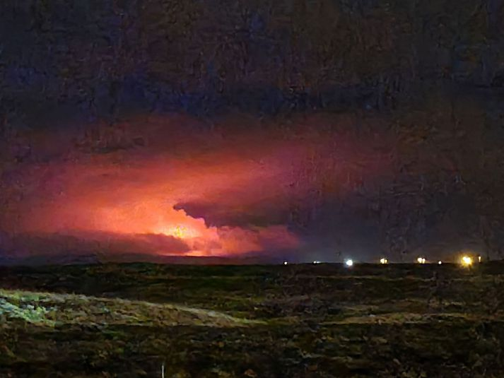 DJCManns's tweet photo. Image which seems to be taken looking South of Reykjanesbraut, from an article from Vísir, taken by Hildur Hlín Jónsdóttir. #Reykjanes https://t.co/THyW7S0iqu
