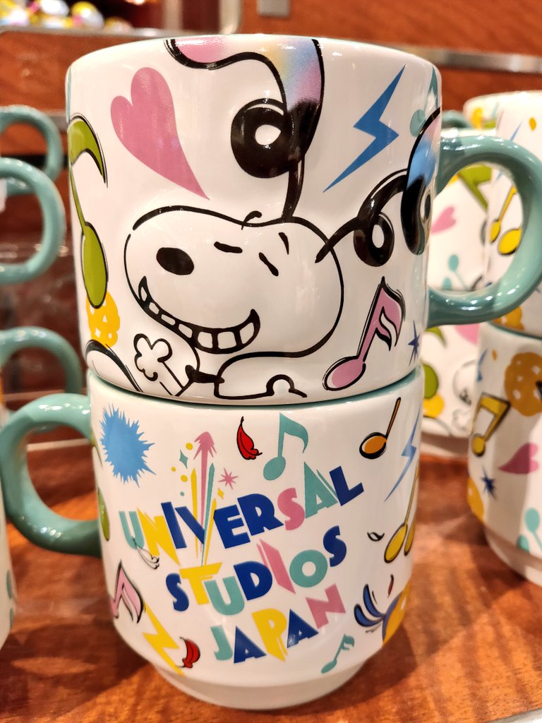 にゃお子 Usj New 周年 No Limit マグカップ 300ml 1500円 各キャラの後ろ側にはそれぞれデザイン違いのウッディーがいる クッキー に頭突っ込んでるウッディー可愛い 電子レンジ 食洗機 オーブン使用可能 スタッキングできて収納に便利