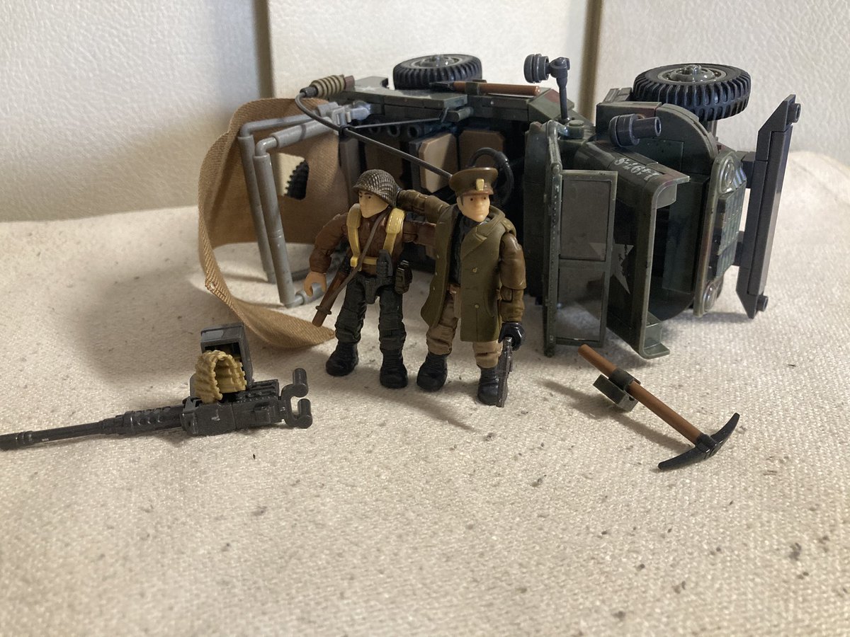 bkah_brient's tweet photo. (@CM320Class)Ay yes, we have the CoD Scout Jeep based off the Willys MB Jeep in WWII. The vehicle itself is highly mobile, pack with a Browning 50. Caliber, and has movable roof. Alongside an officer and soldier. #Jeep  #History https://t.co/Uedq8zQRMO