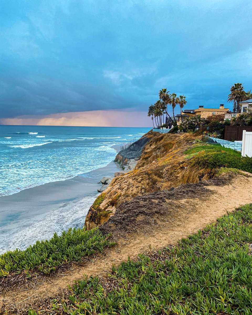Senorgrubbys's tweet photo. We're thankful to live in the paradise that is Carlsbad. 🌴 // 📸: @daniellebrummett https://t.co/UvGr2dLR5E
