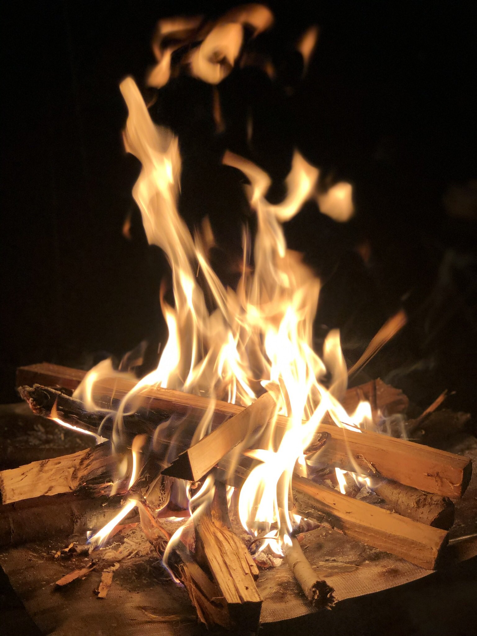 はっさく なかなかキャンプに行けず ひとます私のお気に入りの焚き火写真置いときます Iphoneのカメラも優秀です 最近はiphoneの壁紙に設定して癒されています キャンプ キャンプ好きと繋がりたい 焚き火 T Co Nzz4f40qju Twitter