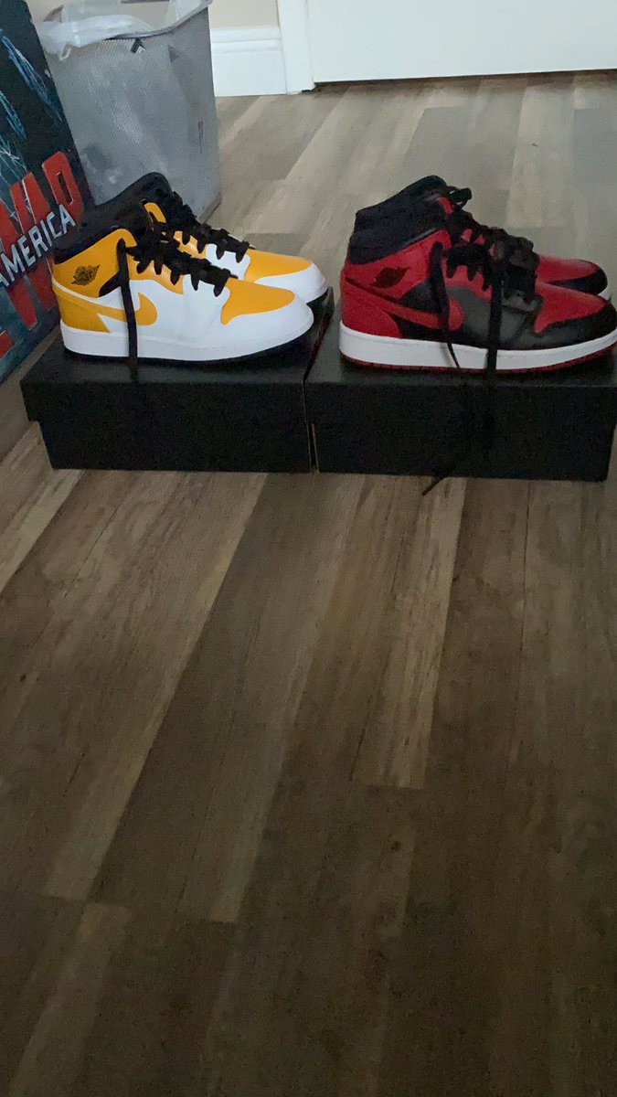 ilymolly_'s tweet photo. Which pair is better 🤔 https://t.co/MFyOdhj1WY