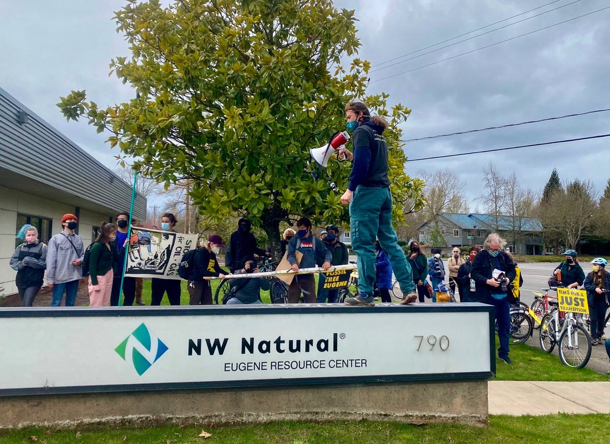 sunrisemvmnteug's tweet image. Fracked gas in homes is dangerous to human health and the climate. NW Natural is part of an industry with a vested interest in the continued extraction and combustion of this gas, and has worked along side its peers to undermine policy that would protect our communities.