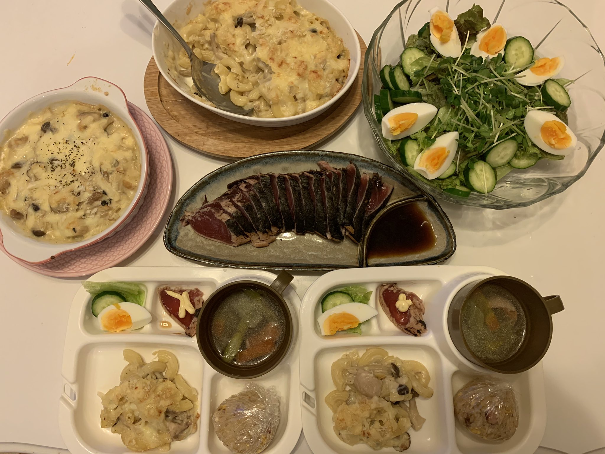 あいりぃ 3 14の夜ごはん マカロニグラタン サラダ 鰹のたたき 野菜スープ おにぎり この日はホワイトデーだったのでケーキを買ってきてくれました 大人は豆腐グラタン おうちごはん おうちご飯 子供 夜ご飯 キッズごはん 献立