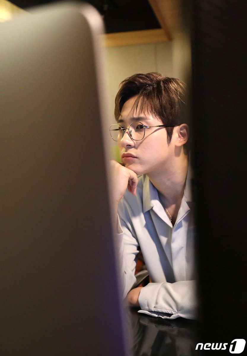 bambolmiso's tweet photo. [아이 메이드] B1A4 신우 ＂틀에 갇히지않는 음악하고파…욕 먹어도 도전＂(인터뷰②) (출처 : 뉴스1 | 네이버 TV연예) https://t.co/2Q1q4v50HY https://t.co/sEZCr5y4Rp
