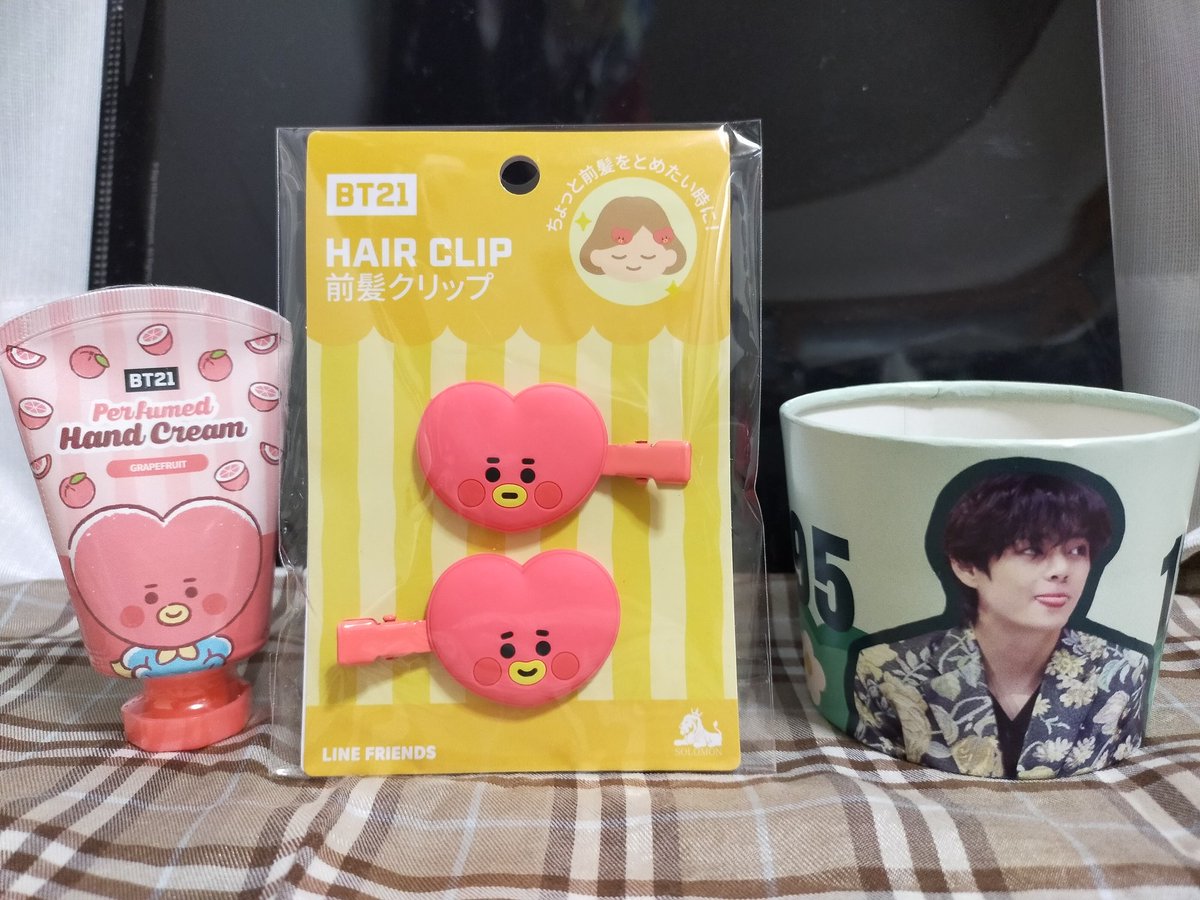 태태 Tae 昨夜寄り道して新大久保shopヘ Tataのハンドクリームと前髪クリップ買ったら店長さんが태태カップホルダーのオマケを付けてくれた Lucky テテ Bt21 Armypurplebts