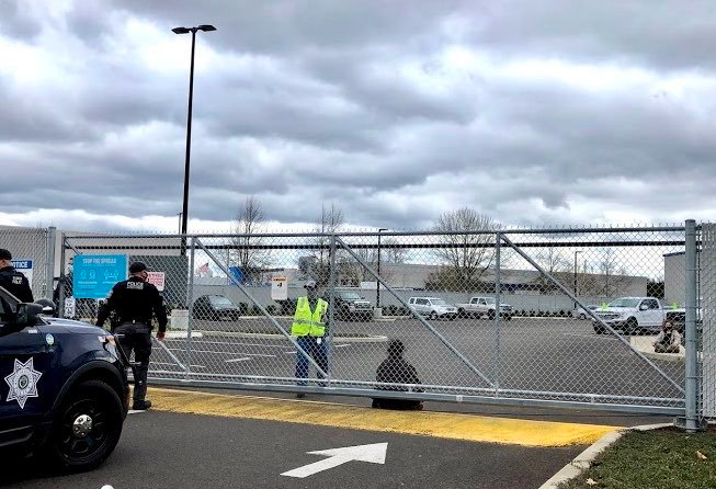 sunrisemvmnteug's tweet image. Two Sunrise members put their bodies on the line to stop the operations of NW Natural - a company which every day is putting our future at risk by perpetuating the climate crisis. Please consider donating to @eugjailsupport to pay for commissary for these youth climate activists.