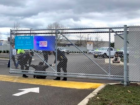 sunrisemvmnteug's tweet image. Two Sunrise members put their bodies on the line to stop the operations of NW Natural - a company which every day is putting our future at risk by perpetuating the climate crisis. Please consider donating to @eugjailsupport to pay for commissary for these youth climate activists.