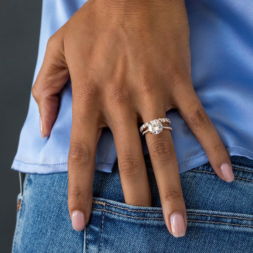 Jeandousset's tweet photo. Cat's a classic for a reason, seen here with a 3.00+ carats round brilliant center stone and paired with our Sophia eternity band. #jeandousset #bespokejeweler #youaboveall #roundbrilliant #eternityband #weddingset #roundengagementring https://t.co/u6HpEvoawq