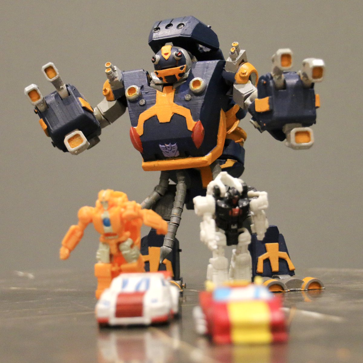 Hightail_Works's tweet image. With the smaller legs printed, I went ahead to get #Spittor painted up. The tongues are out for drying and will post Alt mode pics later.

Really liking the neon orange despite it being a pain to use, it really brings him out from the crowd.

#TransformersAnimated #3Dprinting