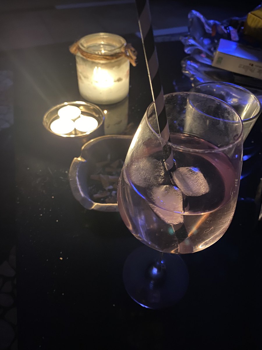 Stefan307's tweet photo. Was soll ich sagen .... einfach nur noch lächeln und winken, lächeln und winken 😓🍷🍷🍷🍷🥺#sarkasmus #thatslive #speekless #hiwochenende #beautiful #freitag #wein #gin #piano https://t.co/0i6pibnDSJ