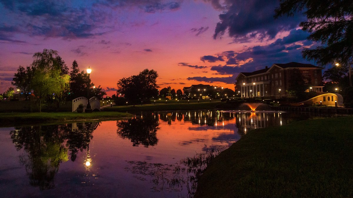 There's nothing like a Southern Miss sunset to end the week. Have a great weekend, Golden Eagles! #SMTTT