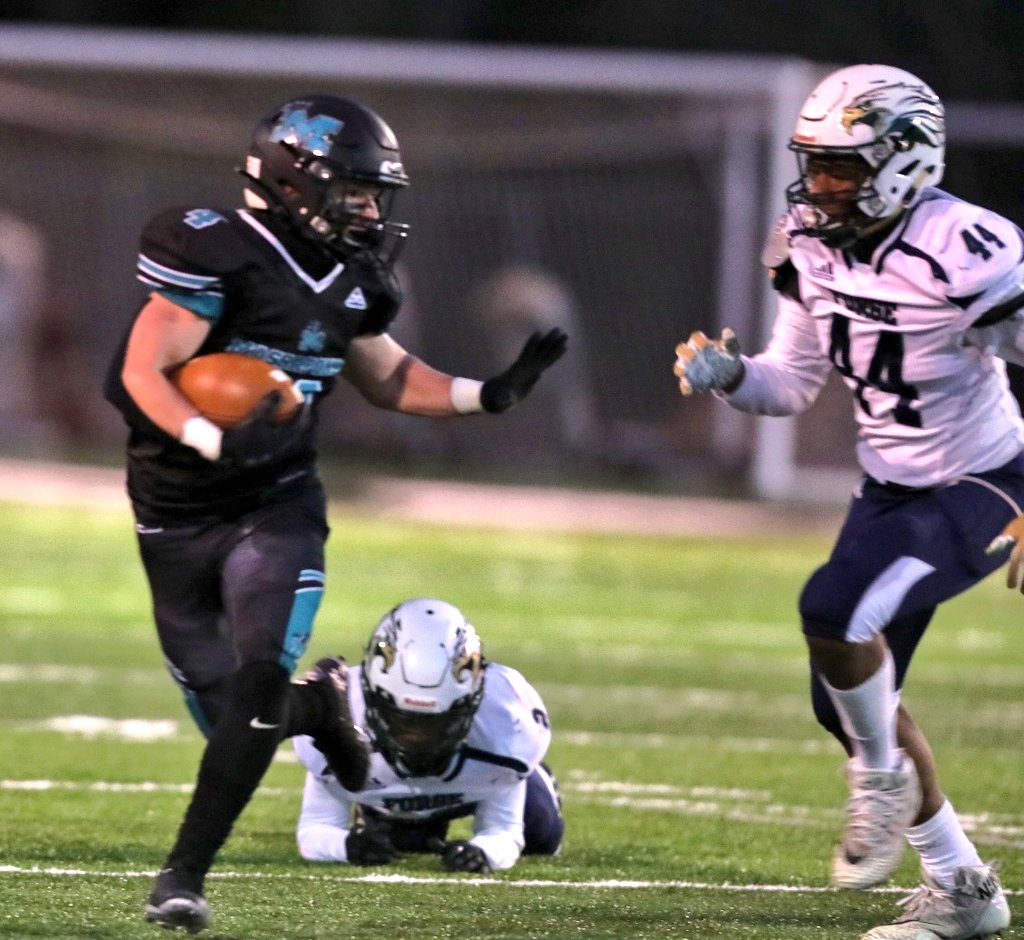 BobLImages's tweet photo. At the half #Massaponax 21 #ColonialForge 0 @hatfieldsports @TheRVASportsNet @rfish15 @CoachCriz @GHessRVA https://t.co/kHZzfgmwII