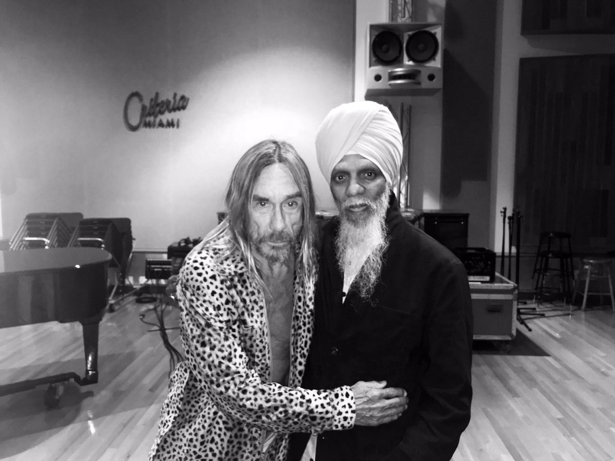 B3 master #DrLonnieSmith &amp; punk icon #IggyPop hooked up for a funky soul jazz joyride thru Donovan's 1966 hit "Sunshine Superman." Hear it on our "Blue Groove" playlist: bluenote.lnk.to/BlueGroove
 
Smith’s new album "Breathe" comes out March 26: drlonniesmith.lnk.to/Breathe