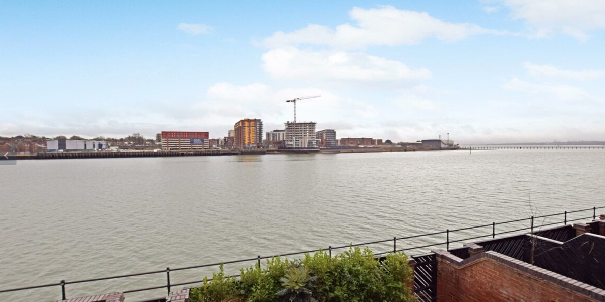 HuntersSoton's tweet photo. Picture yourself waking up in the morning to views straight out over the river. 

This 3 bed townhouse also has its own 10m mooring!

Find out more here - https://t.co/66M8NAoJma

Call us on 02380 987610 to book your virtual or in person viewing.

#privatemooring #oceanvillage https://t.co/gOm2gWCKw0