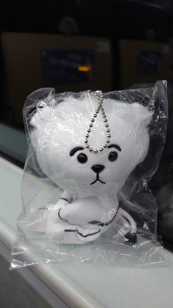KMiu_yg9_as16's tweet photo. ライオンズグッズを見ていて、目があったこやつ(笑)
"たれお🦁"癒やし系の表情ですね。
あまりマスコットグッズは買わないのですが、買っちゃいました。
野球バッグにつけるかな⚾
※変な帰り方🚃をしたので、列車の窓枠で撮影しました😁
#sslions
#たれお https://t.co/EnCs5br3ZX