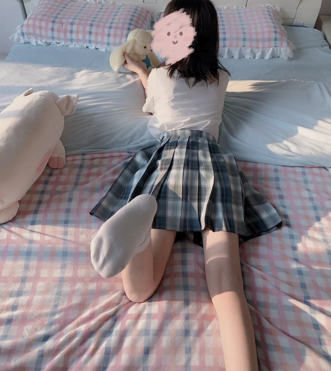 Nico133024's tweet photo. 感谢小哥哥的后拍图，昨天约了一个小哥哥，很有礼貌，一直让我穿白色袜子给他足，完事还说要买我的袜子，害，真是够变态了 https://t.co/LYPTah2ir4