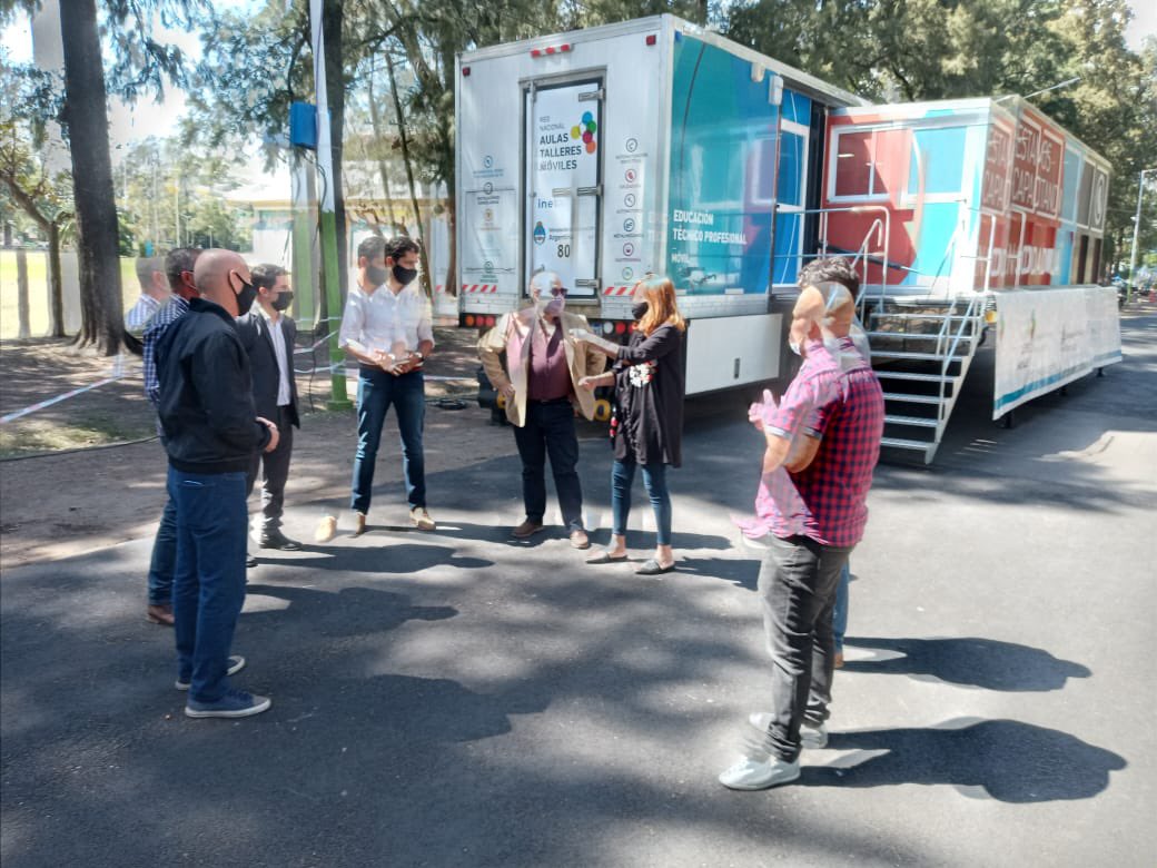 ALDOLORUSSO's tweet photo. Hoy recorrimos las Aulas Talleres Móviles en el municipio de Malvinas Argentinas (@munimalvinas) junto a @Alperrone, María Luján Salgado y @maurobonavota.

Conectando la educación y el trabajo, trabajando para poner Argentina de pie.🇦🇷⬆️ https://t.co/KJGMCLoW0s