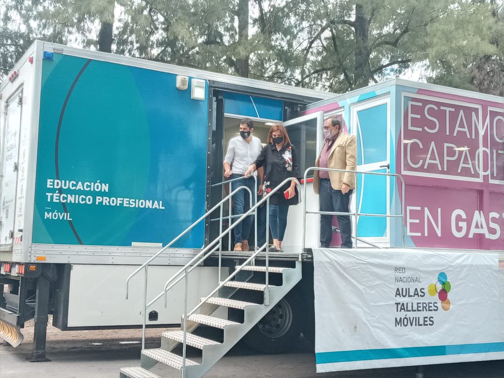ALDOLORUSSO's tweet photo. Hoy recorrimos las Aulas Talleres Móviles en el municipio de Malvinas Argentinas (@munimalvinas) junto a @Alperrone, María Luján Salgado y @maurobonavota.

Conectando la educación y el trabajo, trabajando para poner Argentina de pie.🇦🇷⬆️ https://t.co/KJGMCLoW0s