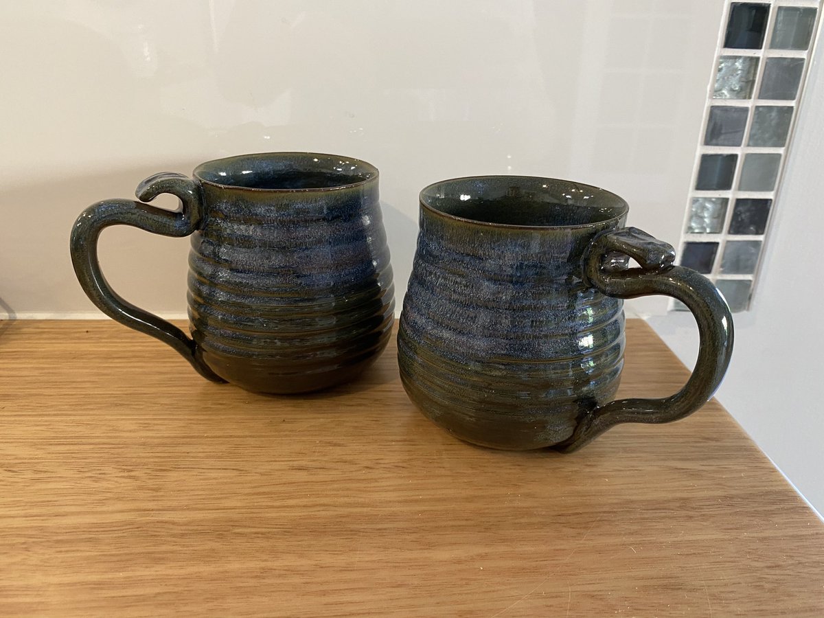 pottery_am's tweet photo. FINISHED
My sister’s black clay mugs with blue glaze turned out 👌🏻 https://t.co/wykpMhtsvP