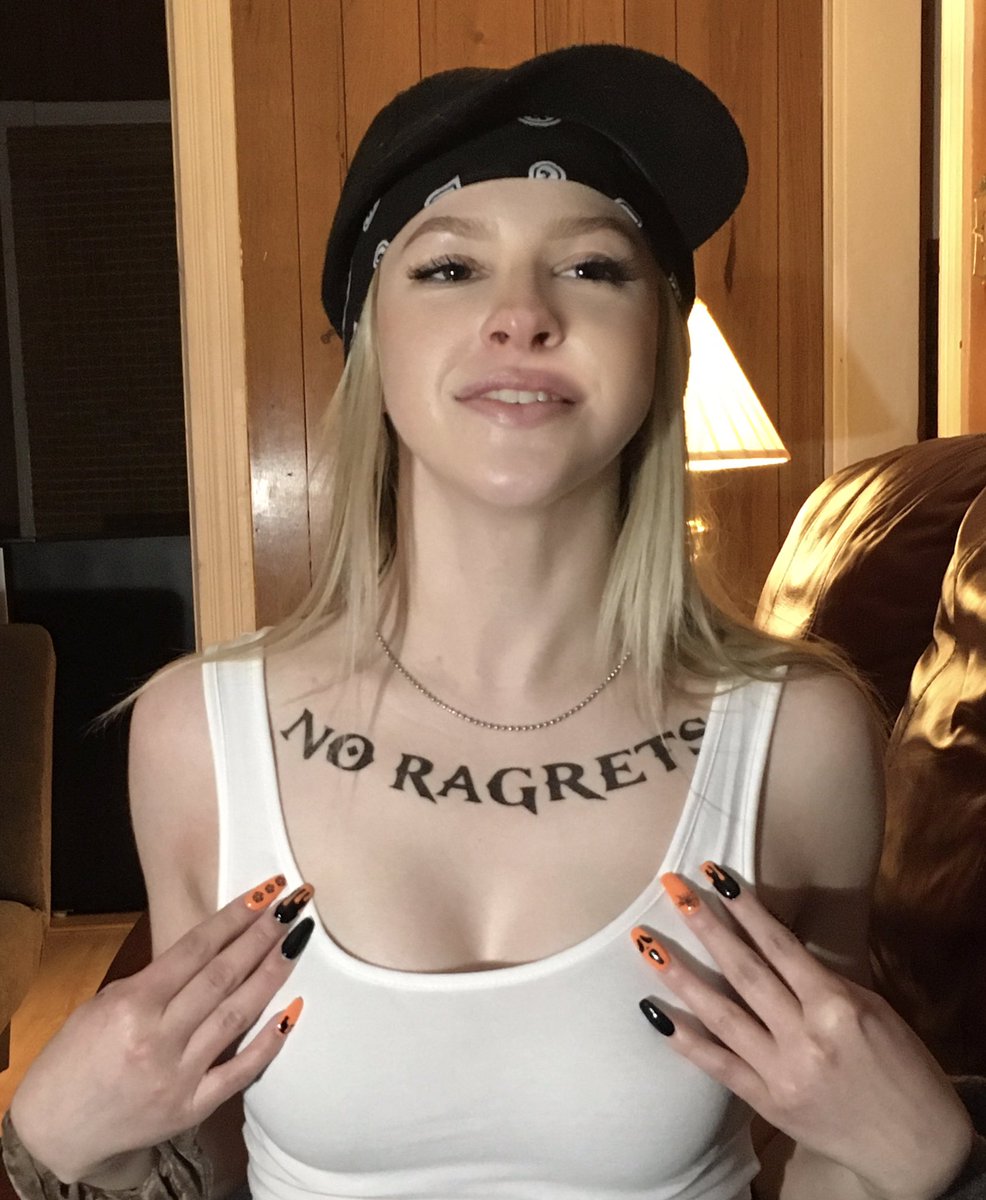 doobielooo's tweet photo. forgot to show y’all my halloween costume https://t.co/TM5jYWRcMZ