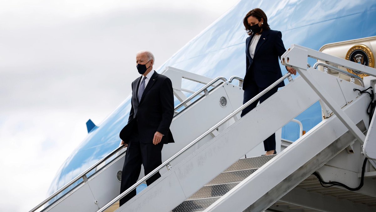 лестница самолета. аэропорт самолет трап. трап лестница на самолёте. частный самолет трап. трап самолета.